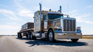 Camión flatbed en carretera · IFTA del tercer trimestre